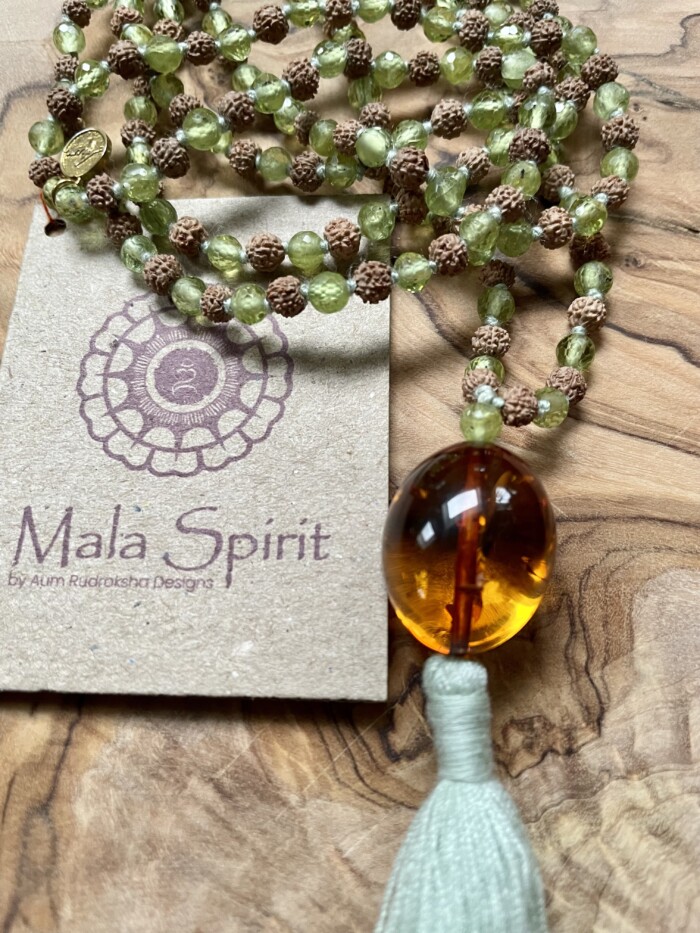 Amber en Peridot mala ketting